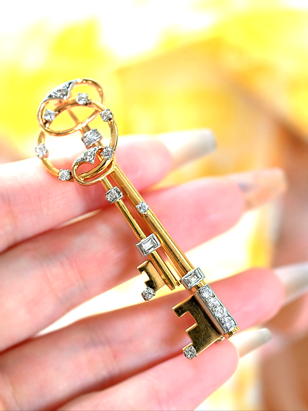 18K European Edwardian/Art Deco Diamond Double Key Brooch